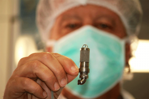 Bimba di 3 anni salvata da un mini cuore artificiale
