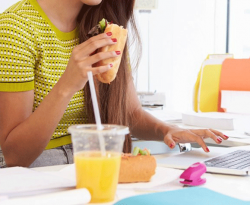 Mangiare in ufficio fa ingrassare, lo dice uno studio USA