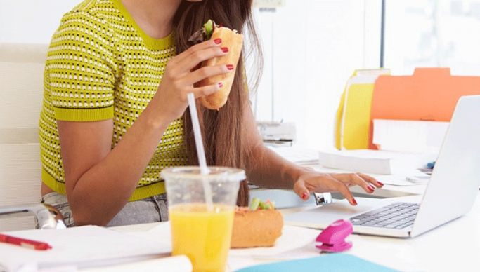 Mangiare in ufficio fa ingrassare, lo dice uno studio USA